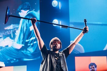 Calcutta alza il microfono in segno di trionfo al Forum di Assago - foto di Starfooker