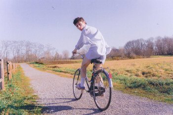 Giovanni Ti Amo omaggia la copertina di "Monella" di Tinto Brass