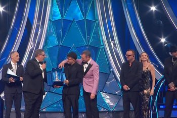 Geolier vince la serata delle cover a Sanremo 2024 dopo i fischi dell'Ariston