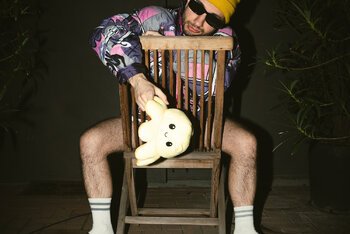 Giallo con un suo amico