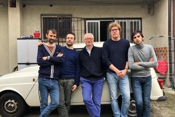 Gianfranco Manfredi (al centro) con Auroro Borealo (il primo a sinistra) e i suoi musicisti
