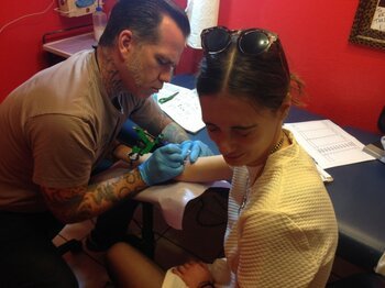 Costanza dei Be Forest si fa tatuare