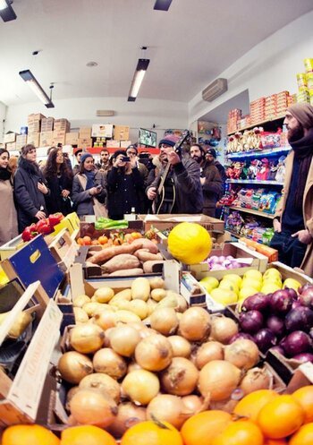 Il live di Calcutta in un piccolo alimentari etnico di Lambrate, Milano