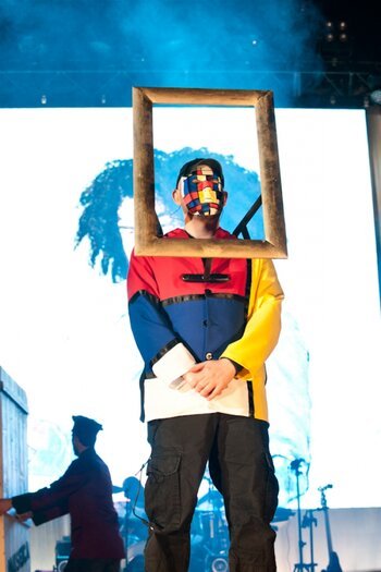 Uno dei personaggi sul palco con Caparezza