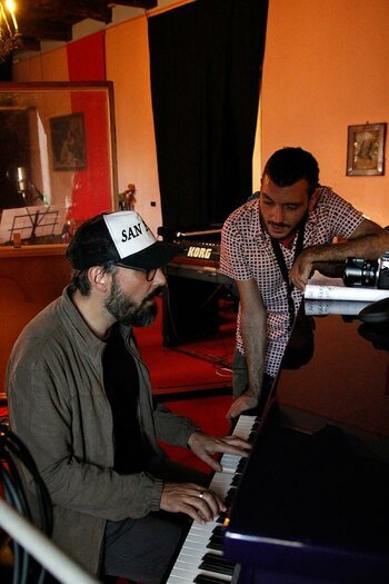 Dario Brunori al pianoforte