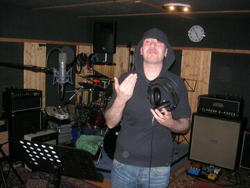 Orazio ( voce e acustica) durante la registrazione del demo Fate il nostro gioco