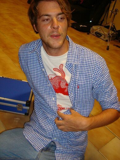tom dummo verme stanco dopo concert con tshirt