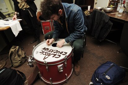 Portland, Jon incide la batteria