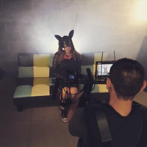 Deb durante le riprese del video