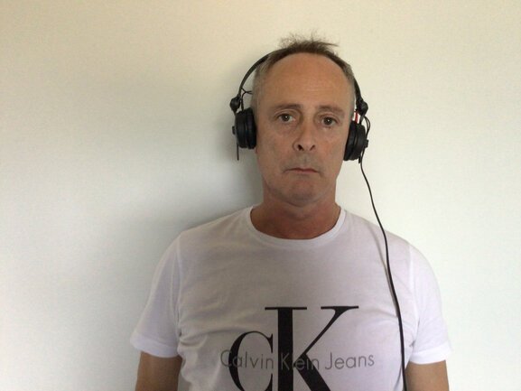 DJ Lamberto con cuffie in sala di registrazione.jpeg