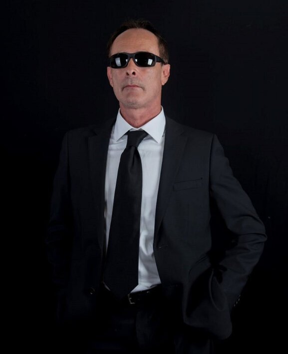 DJ-Lamberto-in-ciacca-e-cravatta-con- occhiali.jpeg
