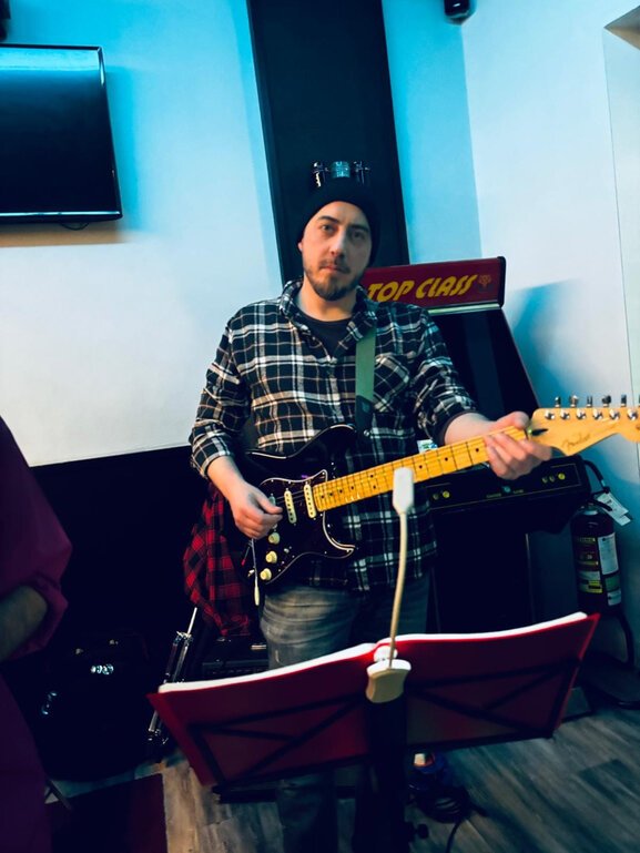 Luca Crispino chitarra.jpg