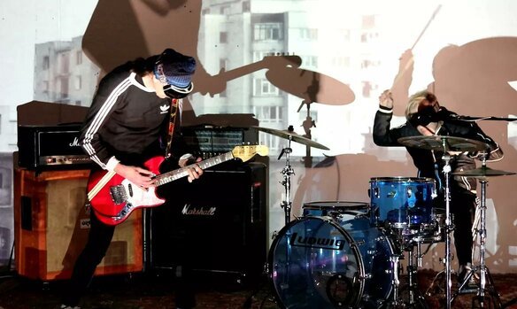 LONGBLOND Live4.jpg
