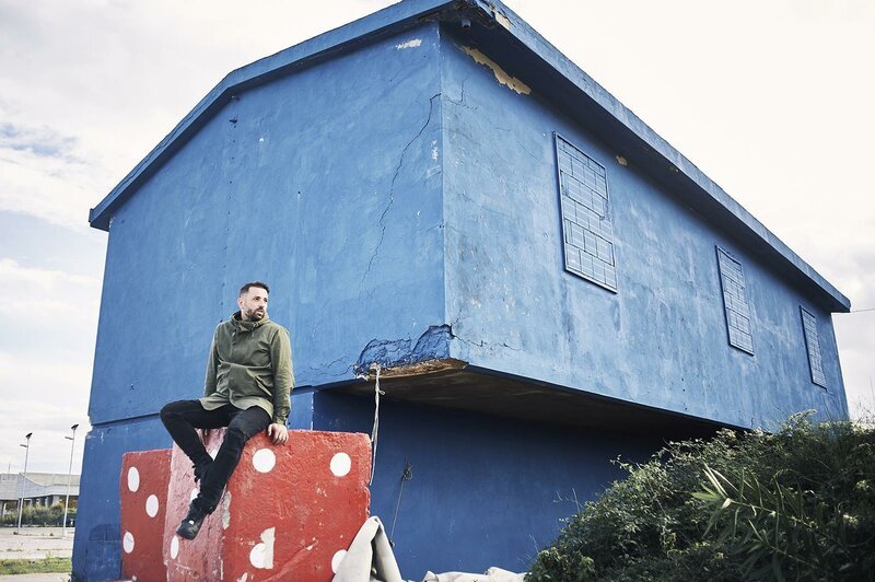 Casa blu e dadi rossi.