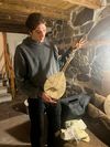 Massimo mi mostra la sua gusla, strumento tipico dei Balcani