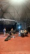 La Tenda, il live club migliore di Modena, un posto dove ho visto centinaia di concerti di band locali o estere ed enormi, sempre gratis, sempre emozionante. Ci ho suonato i migliori concerti della mia vita ed è così casa che ci si fa anche le preproduzioni ad agosto, come si vede nella foto.